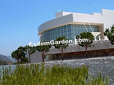 ロサンゼルス カリフォルニア 米国 を見下ろす緑の島ゲッティセンターは すべてのガーデニングや庭のデザインについて