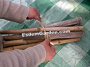 Membina kotak bersarang serangga dengan seorang kanak-kanak - (dengan) Pautan di raffia