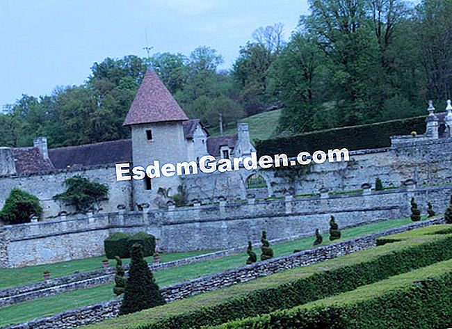 A Villarceaux birtok, figyelemre méltó kert a Val d'Oise-ban - méltó Az alsó kastély sarok- vagy Szent Miklós-tornya. Fotó: B.Prigent