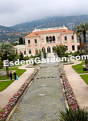 Ephrussi de Rothschild villa Saint-Jean-Cap-Ferratban (06) - villa A ciklámen szegélyei díszítik a központi medencét