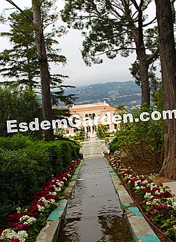Ephrussi de Rothschild villa Saint-Jean-Cap-Ferratban (06) - villa A villa a szeretet templomának lábáról
