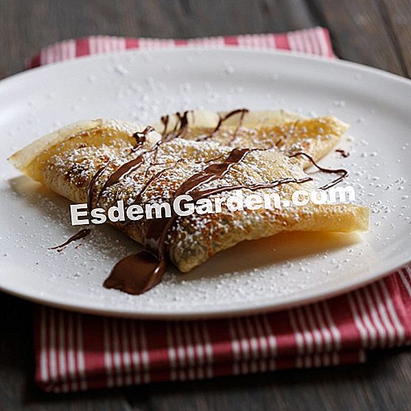 Crêpes disumbat dengan krim cress