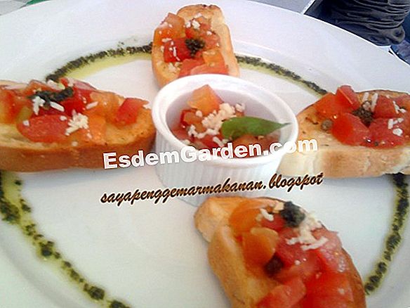 Domba panggang dengan sos bawang putih hijau dan penkek kentang