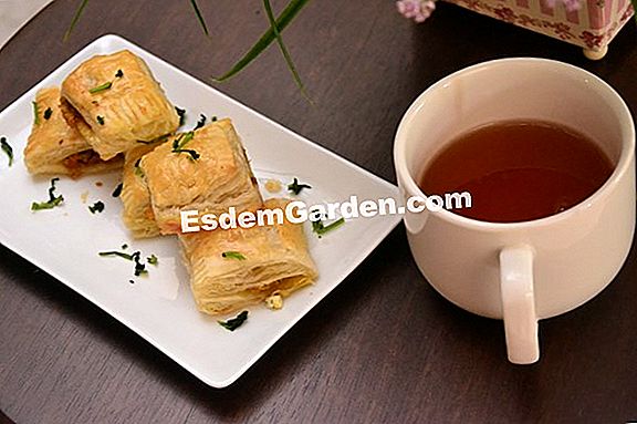 Bakul kecil dengan daun bawang dan kerang
