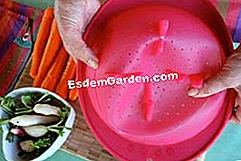 Buffet de verduras - (buffet) Desdobla el colador para recoger las verduras al vapor
