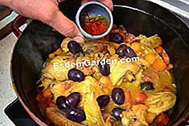 Fricassee ayam dengan lobak merah dan buah zaitun - (dengan) Masukkan zaitun dan kunyit