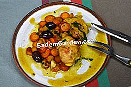 Fricassee ayam dengan lobak merah dan buah zaitun - (merah) fricassee ayam dengan lobak merah dan buah zaitun