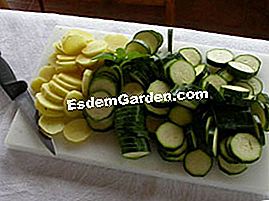 Zucchinicreme - (Gemüsebrühe) gehackte Zucchini und Kartoffel