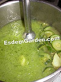 Zucchinicreme - (Gemüsebrühe) Wir mischen die Suppe