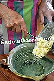 Arroz y pudín de frambuesa - (frambuesa) después de cocinar, vierta el arroz en un tazón