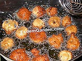 Le pere di Nun con noci e fiori di glicine - (glicine) Ciambelle immerse nell'olio