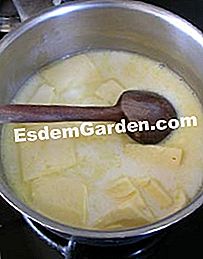 Peras de monja con nueces y flores de glicinia - (glicina) mantequilla