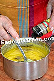 Filete de lentejas de coral de merluza - (merluza) Finalización del puré de lentejas