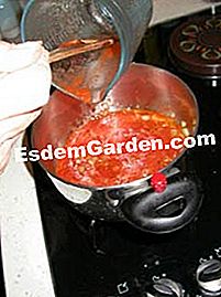 Προσθέστε σάλτσα ντομάτας