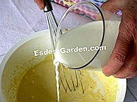 Flaugnarde dengan kiwi - (kiwi) Menambah susu dan mencampurkan