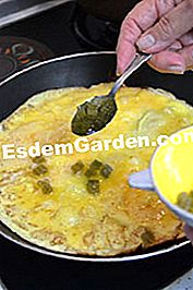 Angelica omelet - (angelica likør) Sæt stykkerne i omelet