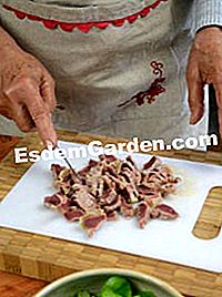 Ensalada de verdolaga y remolacha con mollejas de pato en conserva - (ensalada) Cortar las mollejas