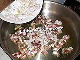 Spinaci con quinoa - (minuti) miscela di pancetta e cipolle in padella
