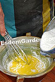 Genoise dengan clementines - (genoise) Pemerbadanan tepung
