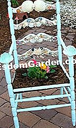 Die Kunst des Recyclings im Garten - (recyclings) Kunstvoller Stuhl, der in eine Blumenkiste verwandelt wurde