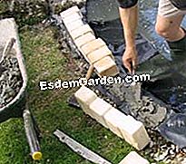Mengubah kolam taman - (kolam) pemasangan batu di sekeliling lembangan