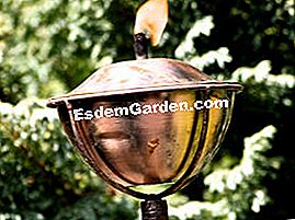 Obor dan lilin di taman - (taman) Obor tembaga