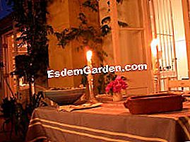 Obor dan lilin di taman - (dengan) Makan malam lilin