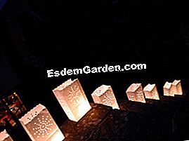 Obor dan lilin di taman - (dengan) Lilin di tangga